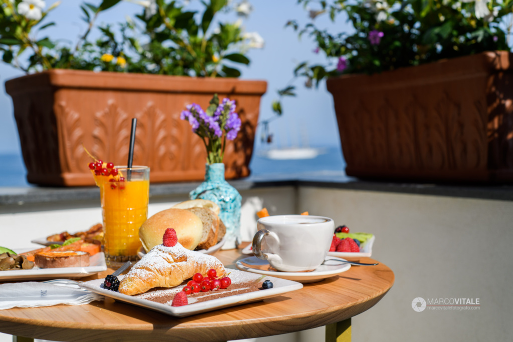 Colazione in camera vista mare per il servizio fotografico di un hotel di lusso in Costiera Amalfitana