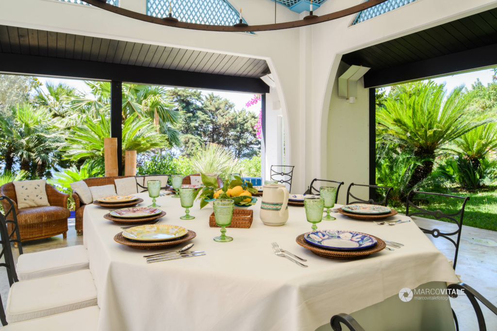 Un dettaglio del tavolo da pranzo nel patio allestito per lo shooting